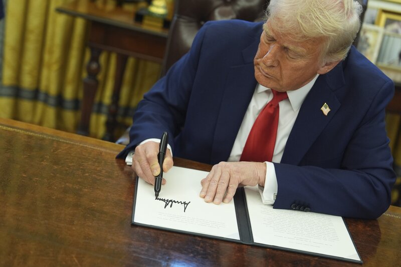 Trump_100_Days_75043.jpg